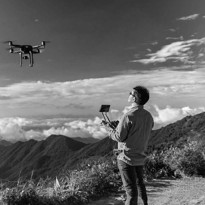 ドローンを操縦する男性のイメージ画像